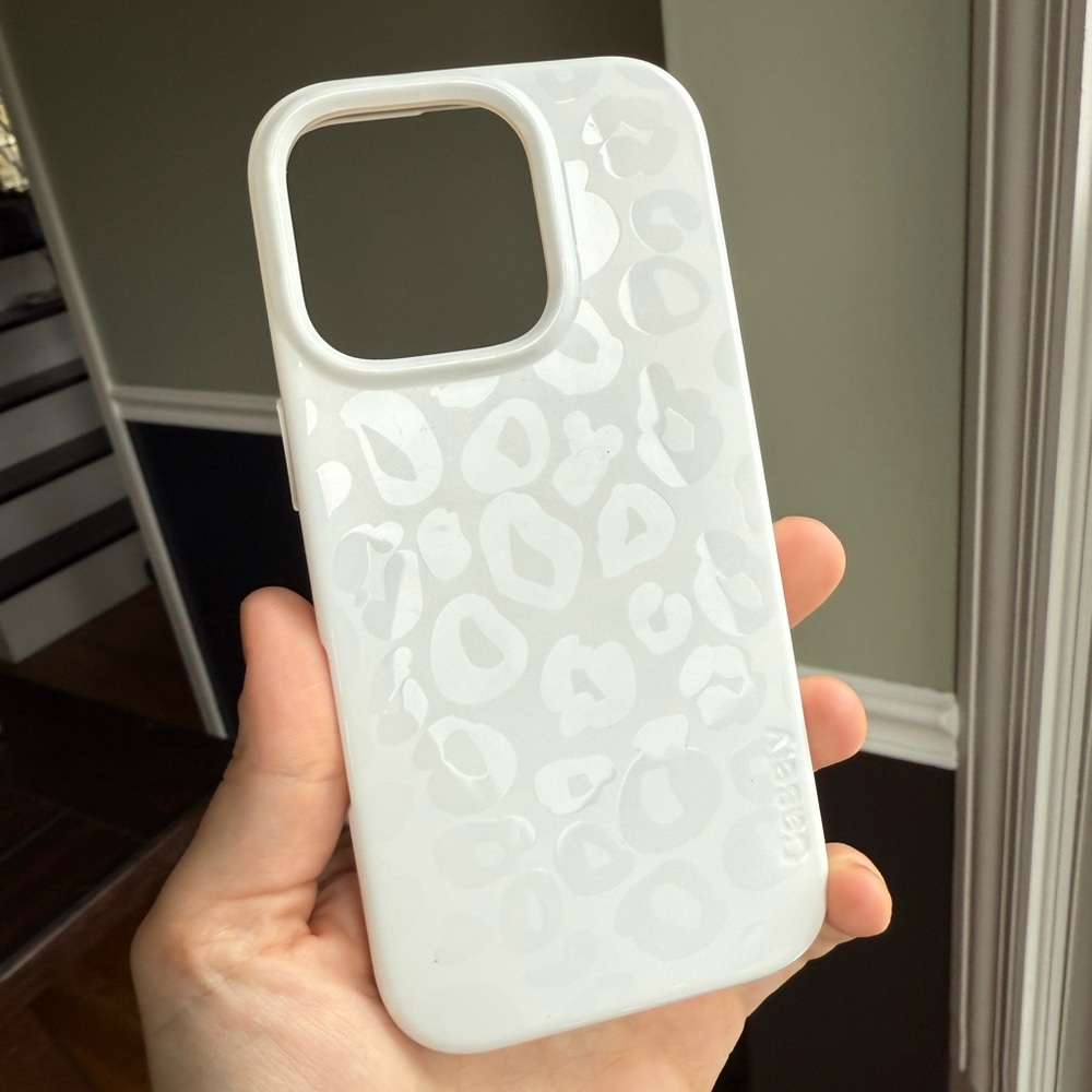 Casely - Into the Wild | White Snow Leopard Case